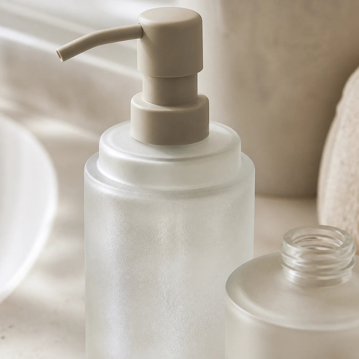 Alveriona refillable glass soap dispenser set detail image